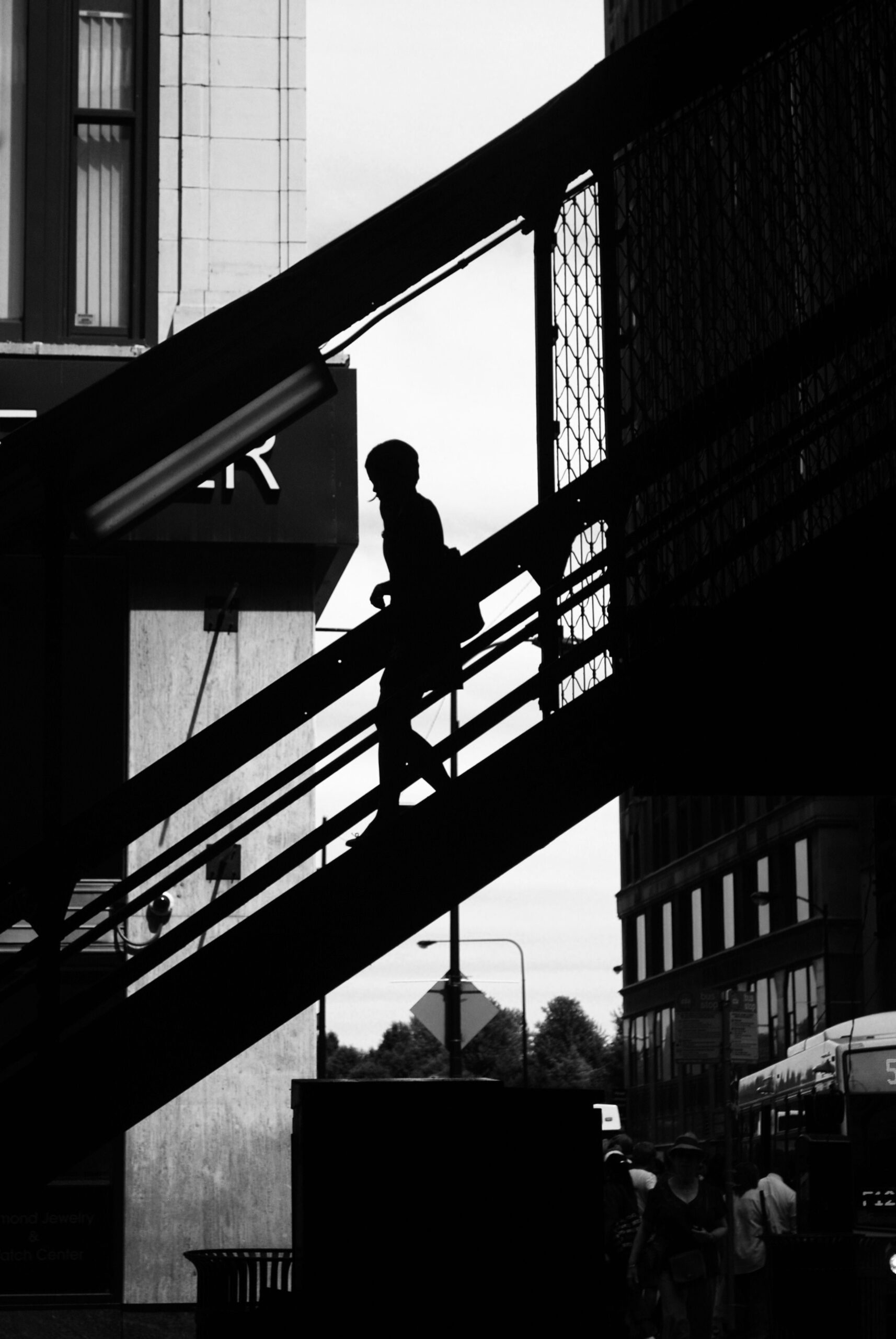 Silhouette de femme dans un escalier à Chicago