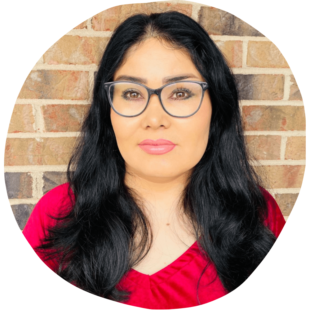 imagen de mujer con camisa roja y gafas negras