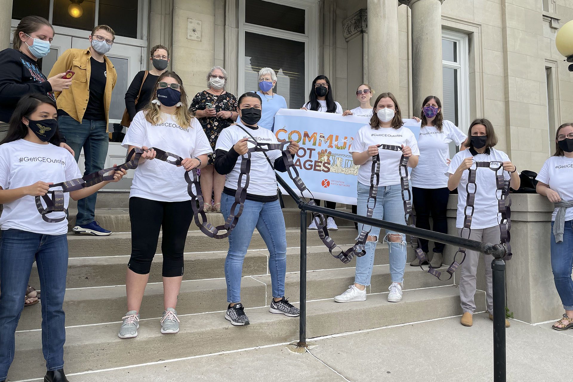 Des membres de la coalition "Communities Not Cages Indiana" devant le palais de justice du comté de Clay, brisant une chaîne symbolique.