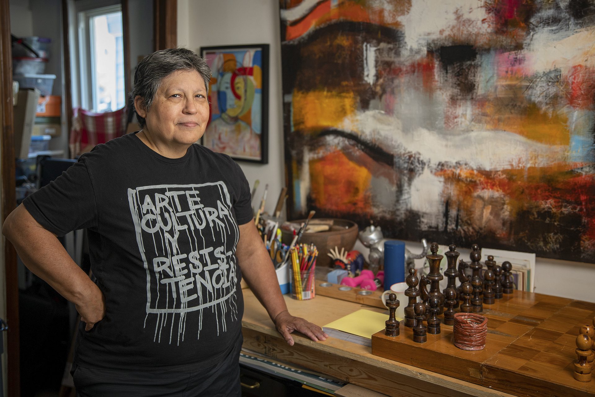 Diana Solis dans sa maison avec ses peintures et son jeu d'échecs