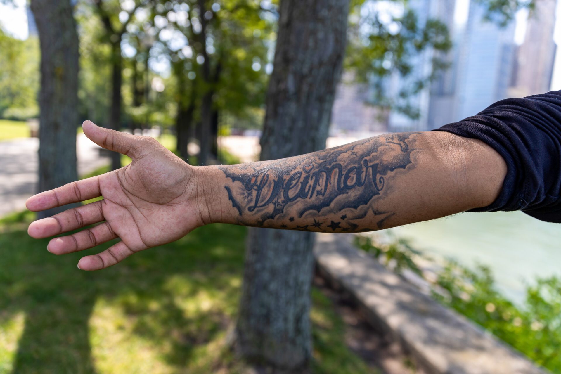 un tatuaje en el brazo de Omar