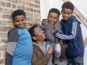 Un eritreo posa para una foto con sus tres hijos en el barrio de Rogers Park, en Chicago.