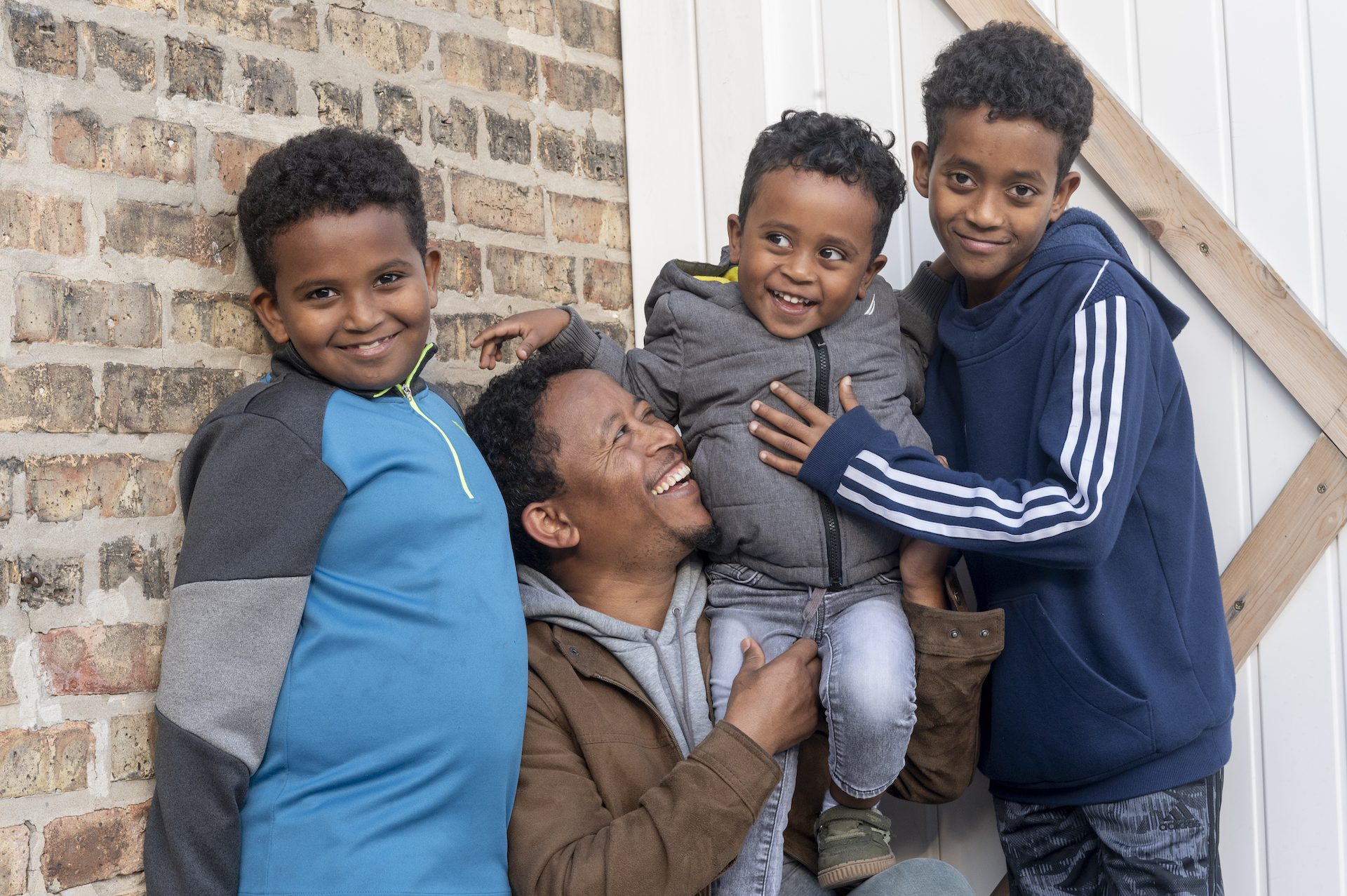 Un eritreo posa para una foto con sus tres hijos en el barrio de Rogers Park, en Chicago.
