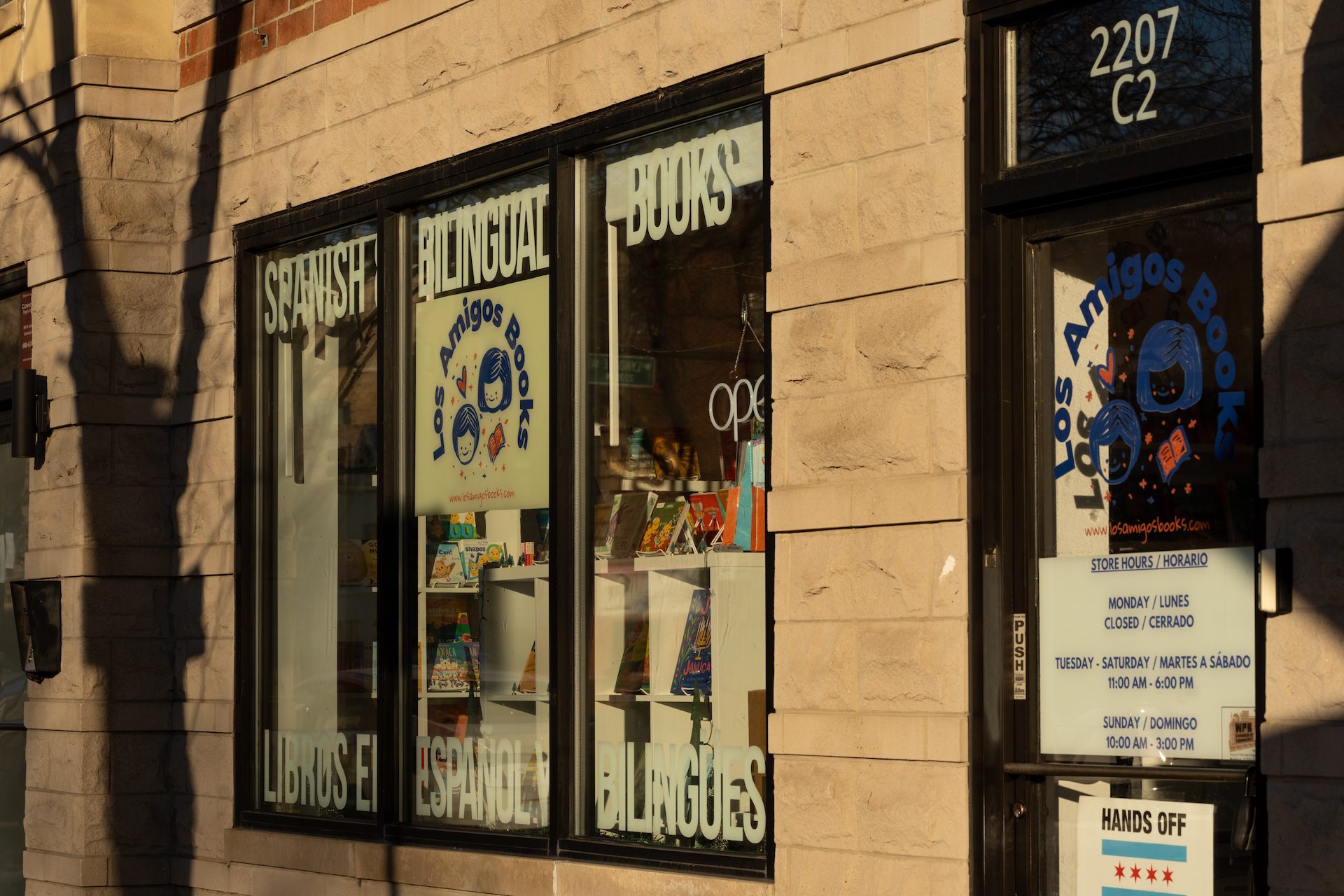 Varios libros se ven a través de los escaparates de Los Amigos Books, una librería especializada en literatura infantil española y bilingüe, en el 2207 N Western Ave.