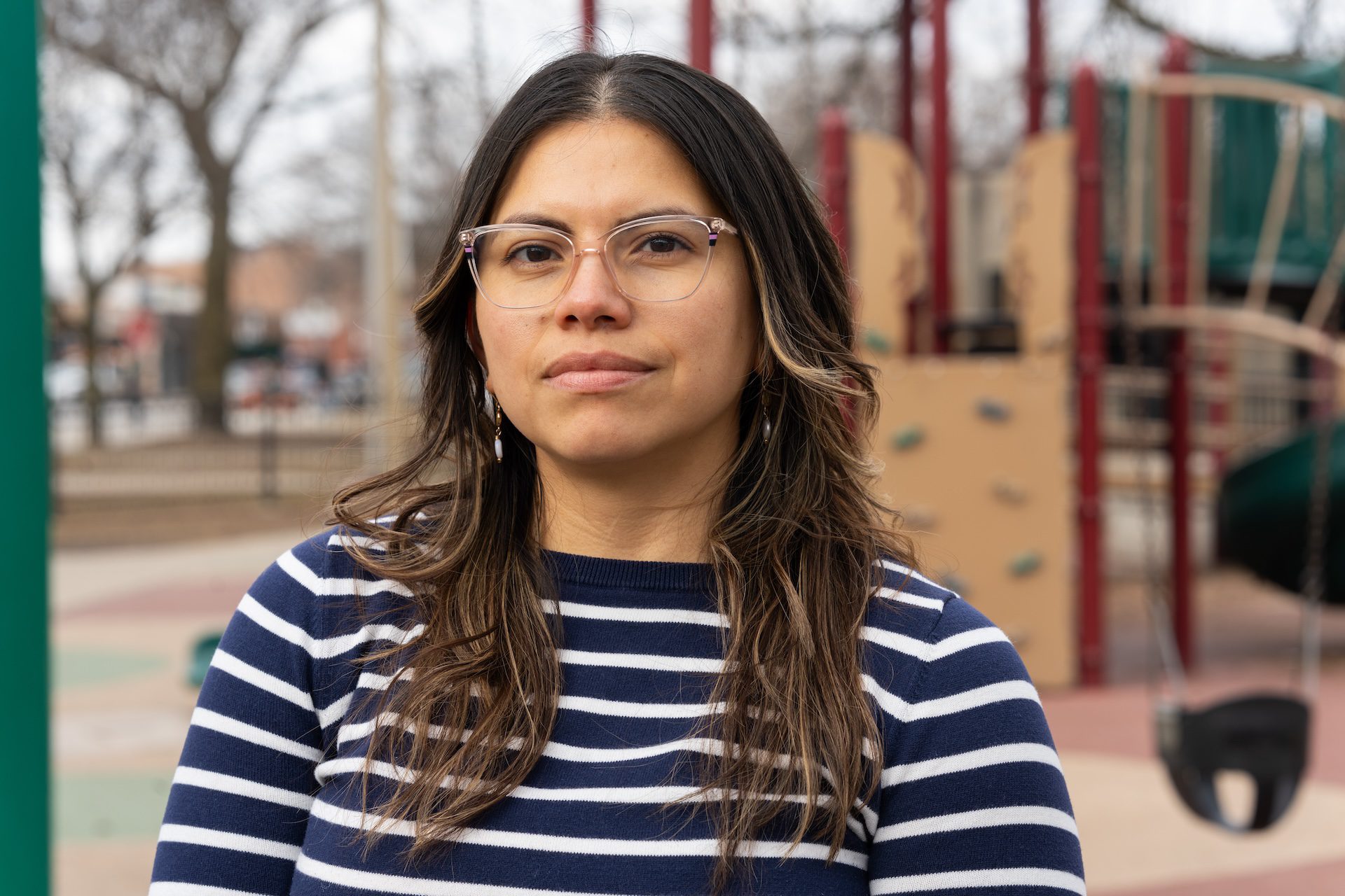 Tatiana Bermeo en un parque infantil cerca de la guardería de su hija. Bermeo dice que recibir ayuda del Programa de Asistencia para Guarderías (CCAP) le ayudó a cubrir los $250 semanales que utilizaba para pagar la guardería de su hija.