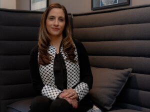 Nina Shoman-Dajani, Directora Ejecutiva del Festival de Cine Palestino de Chicago, se sienta en un sofá dentro del Gene Siskel Film Center.