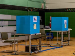 Se instalaron dos cabinas de votación con sillas para la votación anticipada en el American Indian Center en Albany Park.
