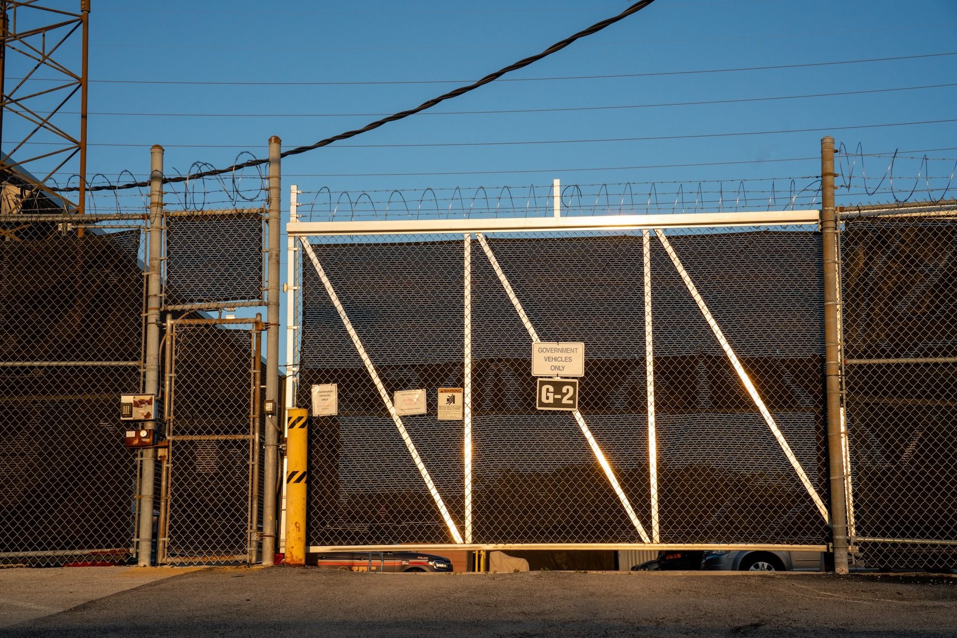 Una cerca de alambre de púas rodea la entrada a las instalaciones de procesamiento de Inmigración y Control de Aduanas (ICE) en Broadview.
