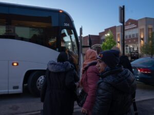 Aisha Sheikh, miembro del programa de liderazgo “Yo Hablo Poder” (ISP), hace fila para abordar el autobús hacia Springfield justo antes del amanecer durante el Día de Acción Asiático-Americana el 6 de mayo de 2026.