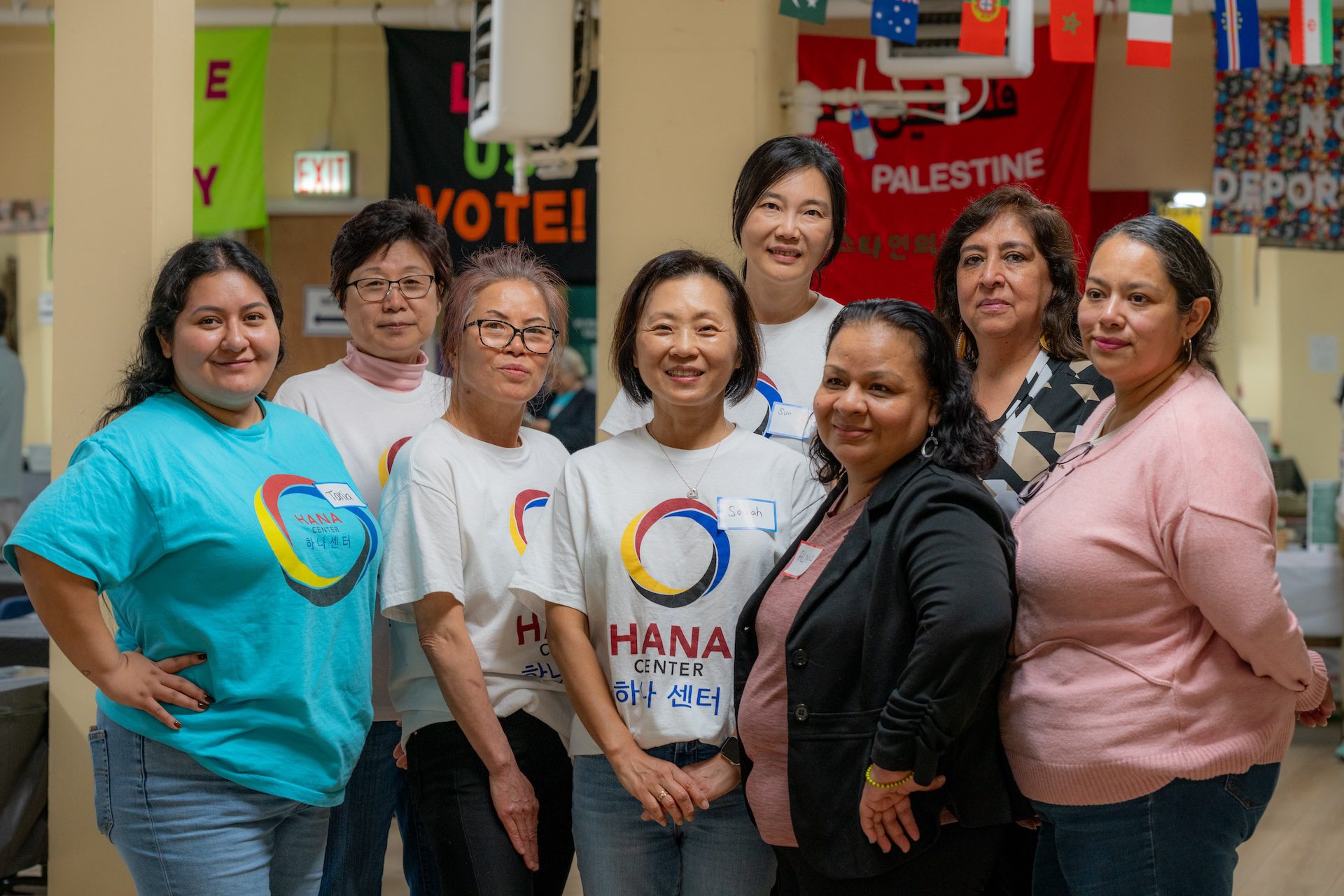 Sarah Yeo (al centro) posa con un grupo de ocho mujeres que son navegadoras comunitarias en HANA Center.