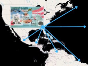 Se muestra una tarjeta de residencia verde de muestra sobre un mapa de América del Norte con flechas que apuntan hacia afuera de los Estados Unidos.