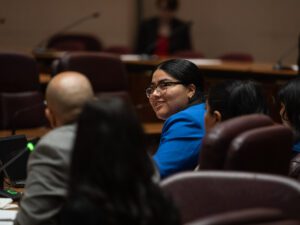 Cecilia Mendoza, directora asociada de relaciones gubernamentales del National Immigrant Justice Center, sonríe mientras responde a la concejal Vasquez (40.º) durante una audiencia del Comité de Derechos de Inmigrantes y Refugiados sobre el DACA el 11 de junio de 2026.