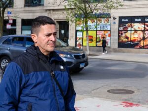 Pabón, un agricultor venezolano que llegó a EE. UU. hace cuatro años, está de pie afuera en una calle de la ciudad.