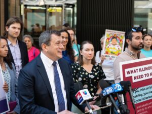 El abogado Samuel B. Cole, de la ACLU de Illinois, se une a cerca de una docena de líderes en favor de los derechos de los inmigrantes para crear conciencia sobre las “megaaudiencias principales” del presidente Trump que se llevan a cabo en la corte de inmigración de Chicago, ubicada en el 55 E. Monroe, durante una conferencia de prensa el 30 de julio de 2026