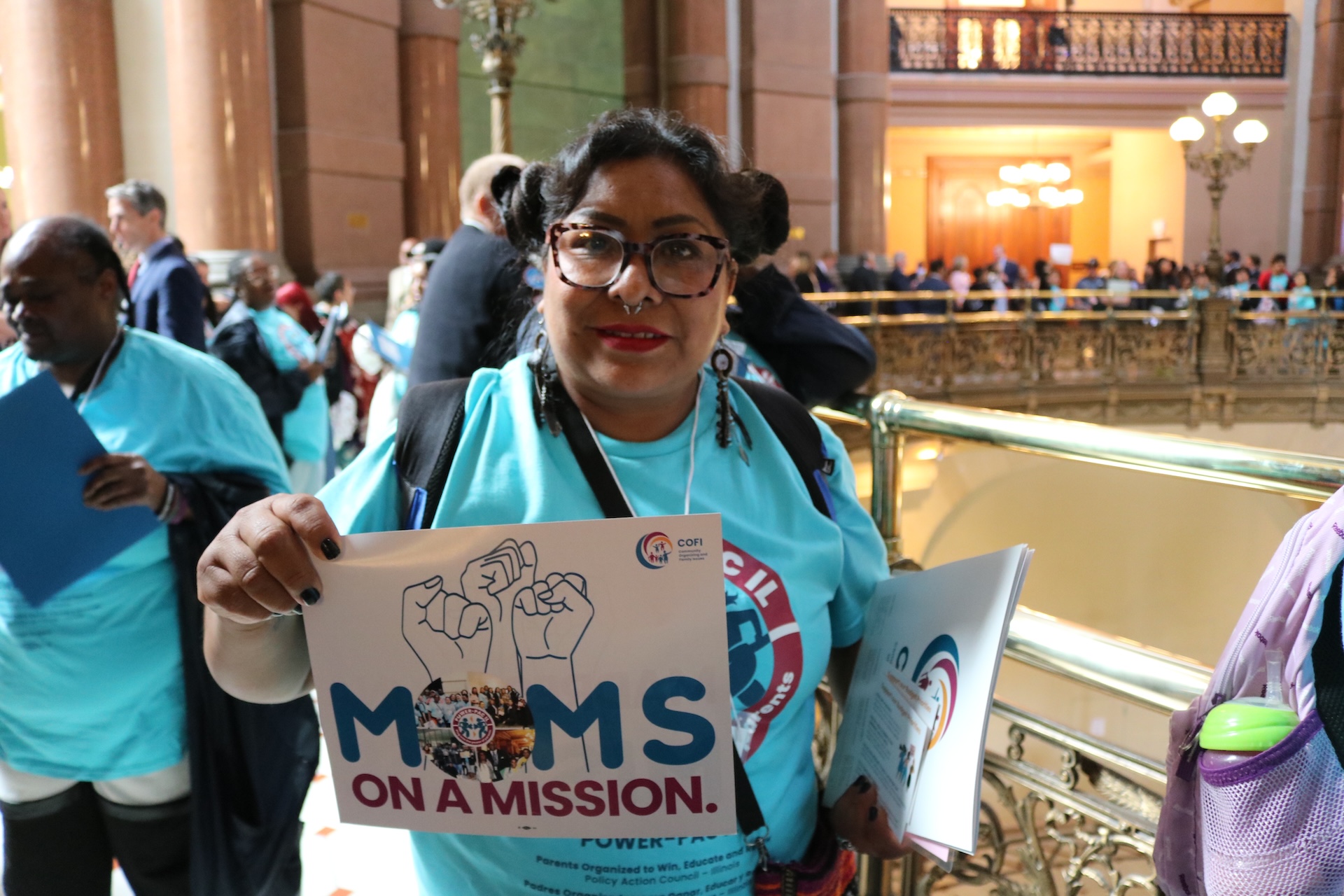 Maria Leticia “Letty” Toribio sostiene un cartel mientras se une a un gran grupo en una manifestación de “Moms on a Mission” (Madres en una misión) en el Capitolio del Estado de Illinois en Springfield, el 7 de mayo de 2025.