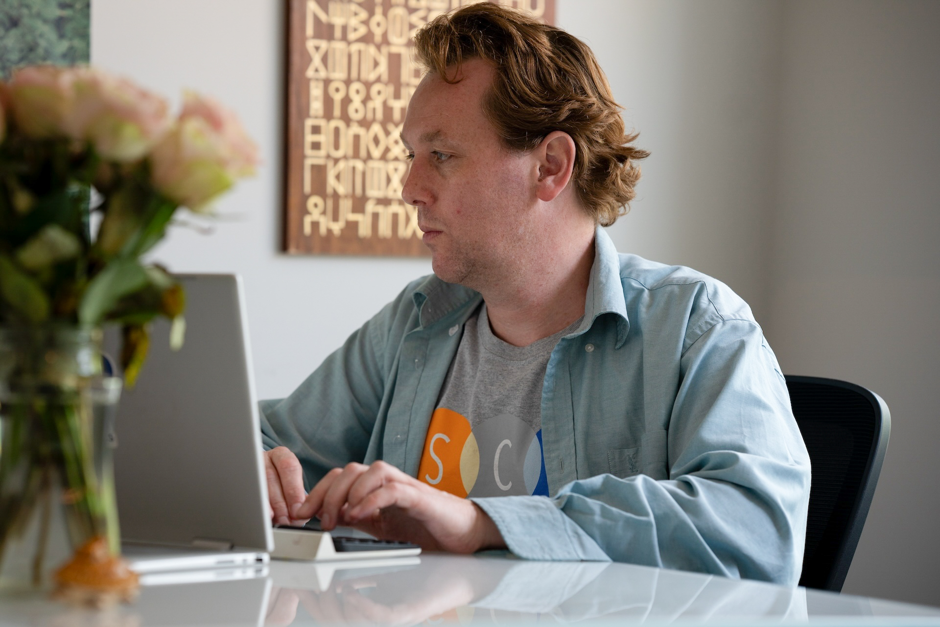Al Peters works at his desk at the Syrian Community Network.
